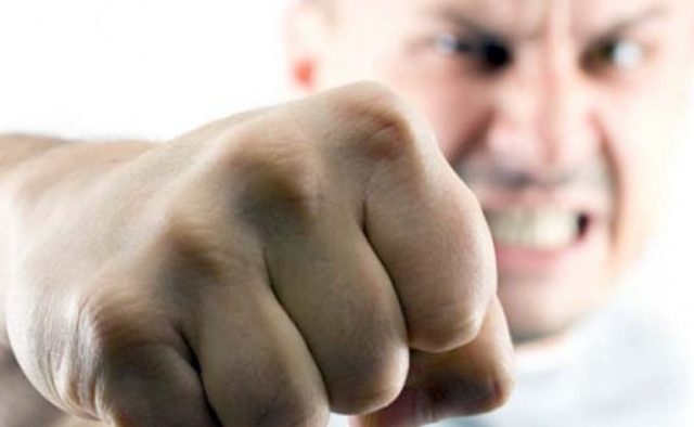 Агрессивные гости или нужна ли охрана в кафе )